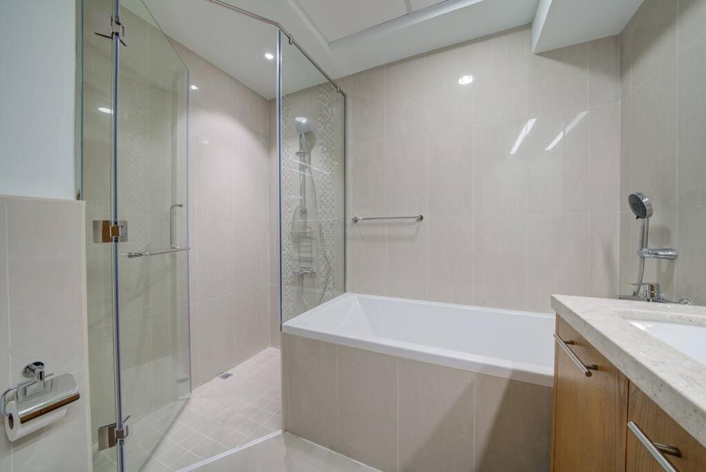 Apartamento Burj Khalifa View - 2Br And Maid - Downtown Dubái Exterior foto