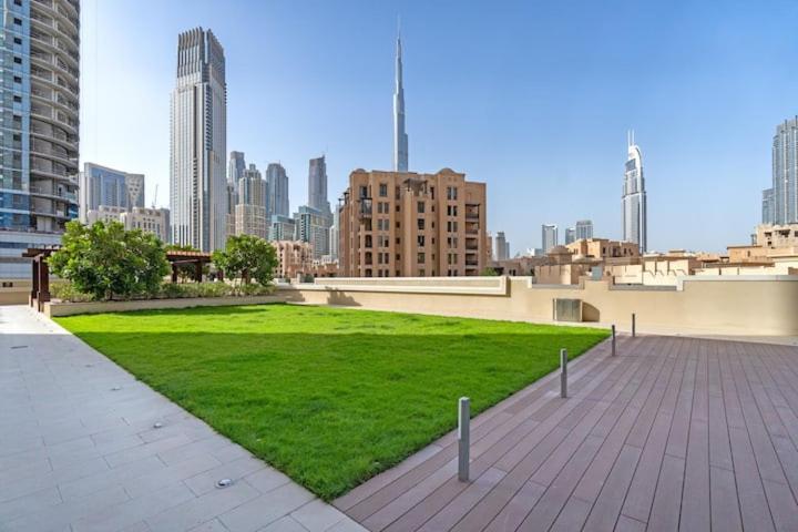 Apartamento Burj Khalifa View - 2Br And Maid - Downtown Dubái Exterior foto